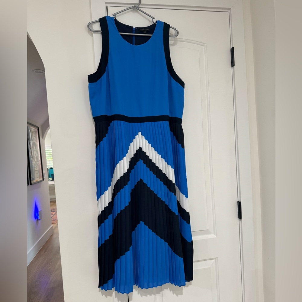 Banana Republic Chevron Pleated Midi dress 18